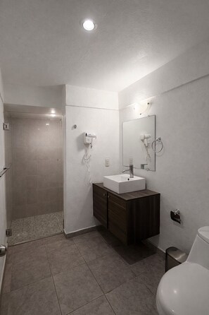 Sèche-cheveux, serviettes fournies, savon, papier toilette