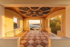 تناول الطعام بالخارج