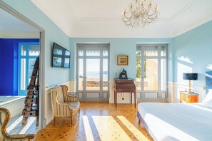 5 quartos, escrivaninha, ferros/tábuas de passar roupa, berço de viagem