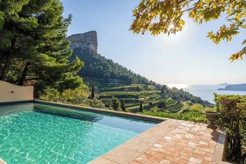 Dominant la Méditerranée avec une vue panoramique spectaculaire, Les Hauts de Cassis est une demeure privée d’exception offrant une expérience unique sur la Côte Méditerranéenne.
