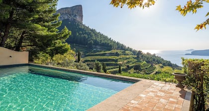 Dominant la Méditerranée avec une vue panoramique spectaculaire, Les Hauts de Cassis est une demeure privée d’exception offrant une expérience unique sur la Côte Méditerranéenne.