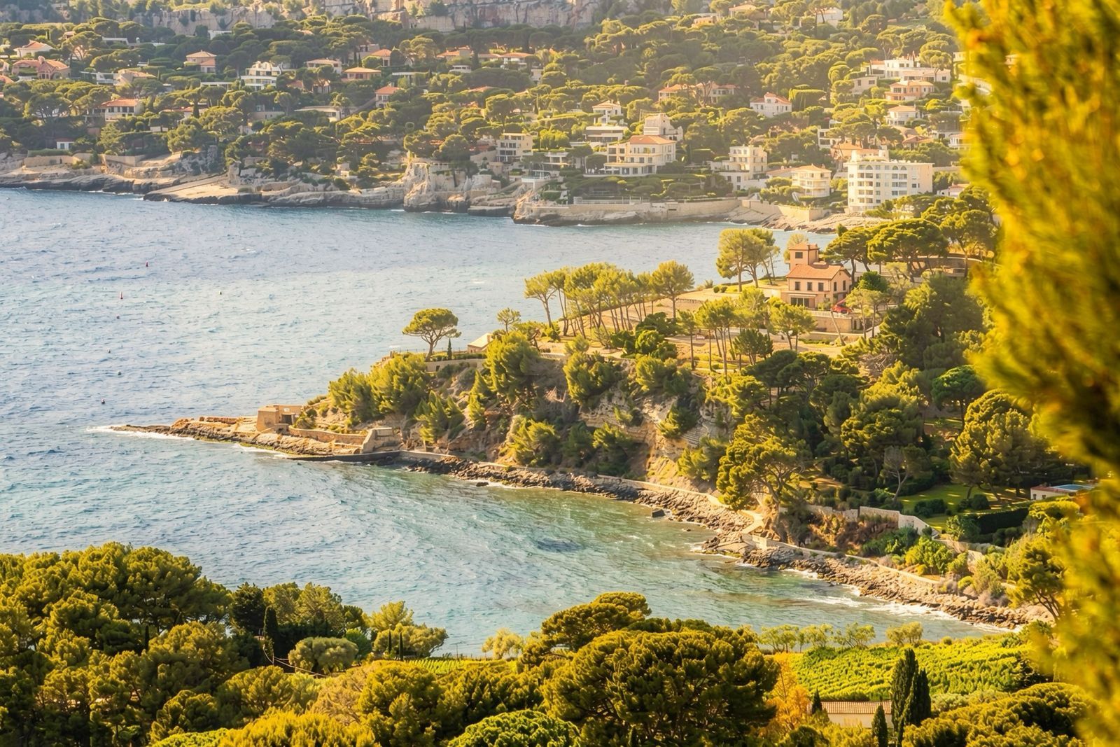 Un pueblo costero con edificios en una colina con vistas al mar.