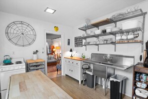 Fridge, microwave, oven, stovetop - 539 Maple Beautiful cottage in the center of Lakeside (Lakeside)