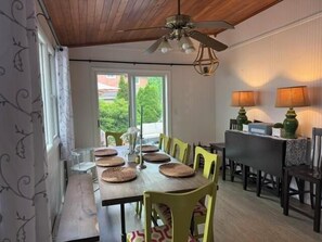 Dining - 539 Maple Beautiful cottage in the center of Lakeside (Lakeside)