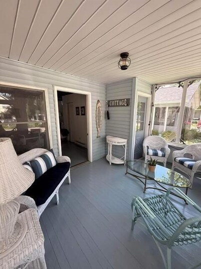 539 Maple Beautiful cottage in the center of Lakeside