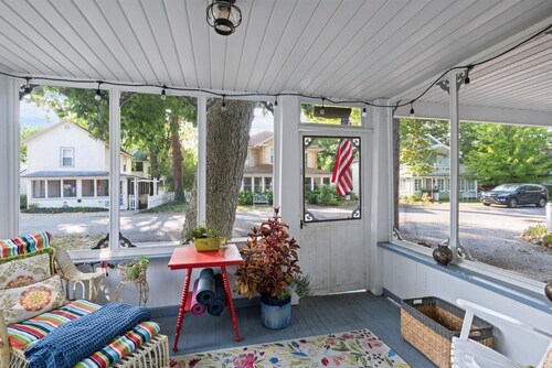 539 Maple Beautiful cottage in the center of Lakeside