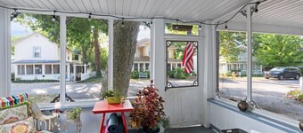 539 Maple Beautiful cottage in the center of Lakeside