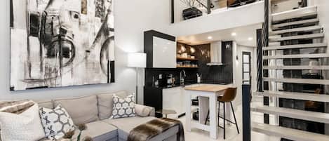 Apartment, Balcony, Mountain View | Living area