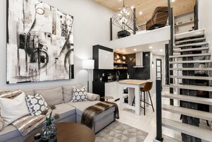 Apartment, Balcony, Mountain View | Living area