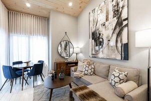 Apartment, Balcony, Mountain View | Living area