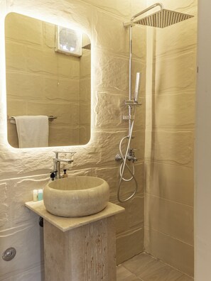 Shower, towels, soap, toilet paper - Pyramids View Suite (محافظة الجيزة)