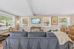 Smart TV, books - Cozy 3BR Clearwater Home w/ Private Pool & Backyard Oasis (Clearwater)