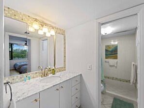 Douche, sèche-cheveux, bidet, serviettes fournies