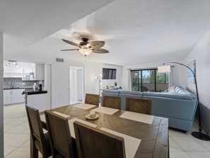Dining - Cozy 2-bedroom condo with AC in tranquil Siesta Key (Siesta Key)