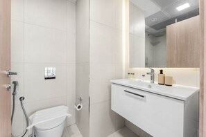 House - Free Housekeeping Visits During Your Stay - Stayshort - Elegant 1 Bedroom in JVC Sleeps 4 With Balcony (Dubai)