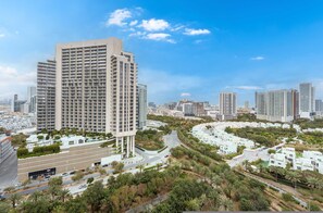 House - Free Housekeeping Visits During Your Stay - Stayshort - Elegant 1 Bedroom in JVC Sleeps 4 With Balcony (Dubai)