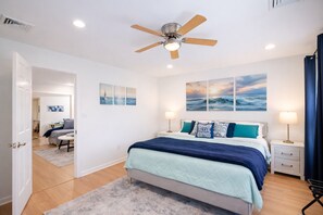 6 bedrooms, in-room safe, desk, iron/ironing board - Walk to Lake, Beach & Canada St. 6 Brs. Lake George Village. Welcomes 14 Guests  (Lake George)