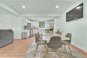 Dining - Walk to Lake, Beach & Canada St. 6 Brs. Lake George Village. Welcomes 14 Guests  (Lake George)