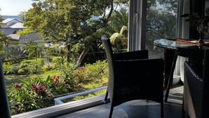 Ein Zimmer mit einem großen Fenster, einem Esstisch und Stühlen.