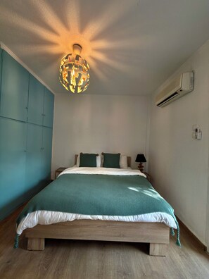 Iron/ironing board, WiFi, bed sheets - Cozy 1-bedroom apartment in beautiful Glifada with AC (Glifada)