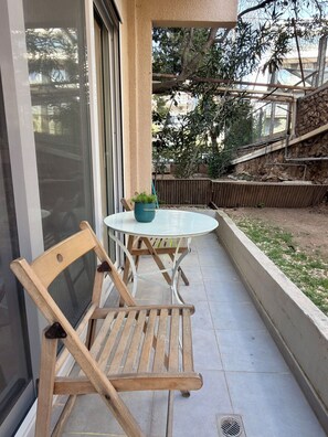 Outdoor dining - Cozy 1-bedroom apartment in beautiful Glifada with AC (Glifada)