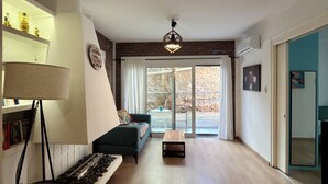 Ein Wohnzimmer mit einer Couch, einem Couchtisch, einer Lampe und einem Kamin.