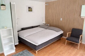 1 dormitori, un bressol de viatge, wifi gratuïta i roba de llit 