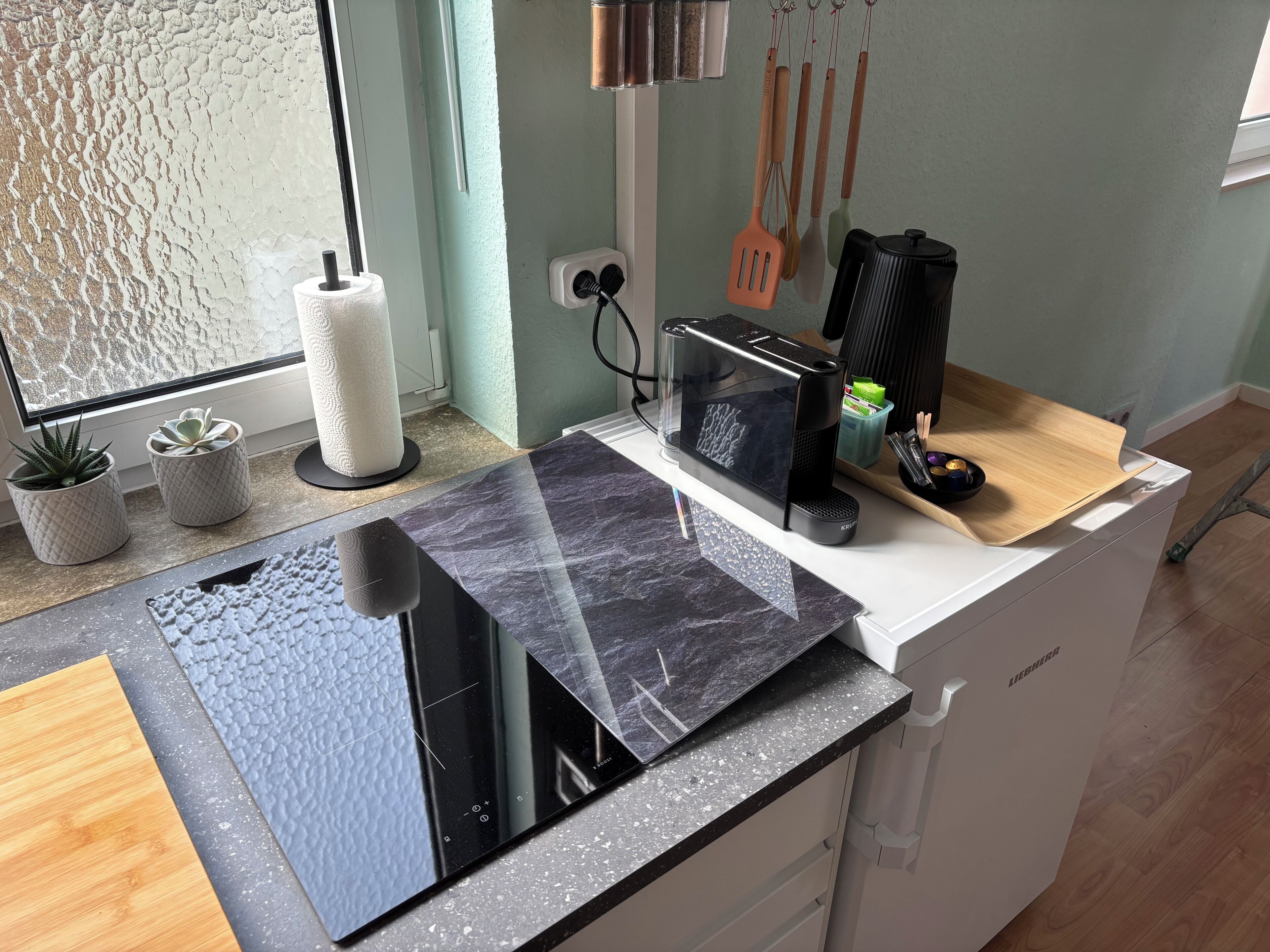 Refrigerador, microondas, placa de cocina, cafetera/tetera
