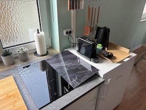 Refrigerador, microondas, parrilla de estufa y cafetera y tetera 
