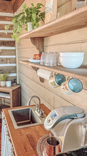 Réfrigérateur, micro-ondes, cafetière/bouilloire, grille-pain