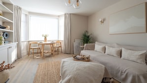 Un dormitorio moderno con una cama grande, un escritorio y una ventana.