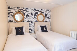 Internet, bed sheets - Stay in the Heart of Newport2 (Newport)