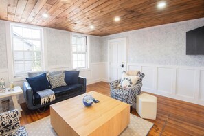 Living area - Stay in the Heart of Newport2 (Newport)