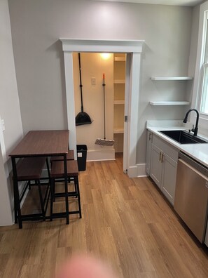 Dining - Stylish 3BR Apt in Savannah’s  Perfect for  Nurses, students  & Professionals! (Savannah)