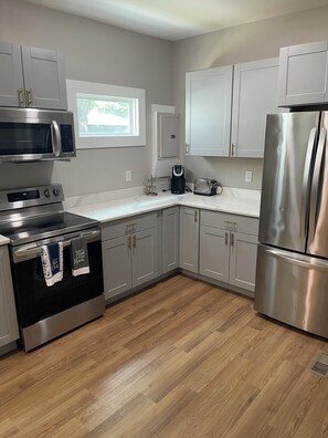 Private kitchen - Stylish 3BR Apt in Savannah’s  Perfect for  Nurses, students  & Professionals! (Savannah)