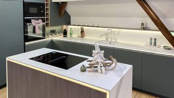 Kühlschrank, Mikrowelle, Ofen, Geschirrspüler