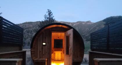 Sauna + Hot Tub + Cold Plunge + Nature Views. Couples Retreat