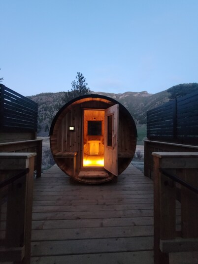 Sauna + Hot Tub + Cold Plunge + Nature Views. Couples Retreat