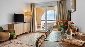Smart TV - Charming 1-bedroom apt 8 min walk to Monaco beach. Pool + Parking (Beausoleil)