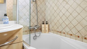 Hair dryer, towels, soap, shampoo - Charming 1-bedroom apt 8 min walk to Monaco beach. Pool + Parking (Beausoleil)