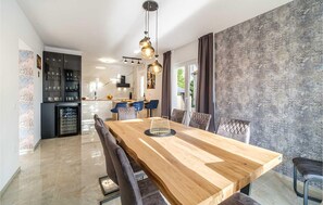 Dining - Luxurious home in Milna (Milna)