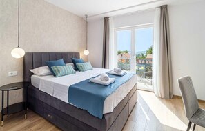 4 bedrooms, iron/ironing board, travel cot, free WiFi - Luxurious home in Milna (Milna)