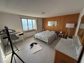 5 bedrooms, travel cot, WiFi, bed sheets