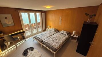 5 quartos, berço de viagem, Wi-Fi, roupa de cama