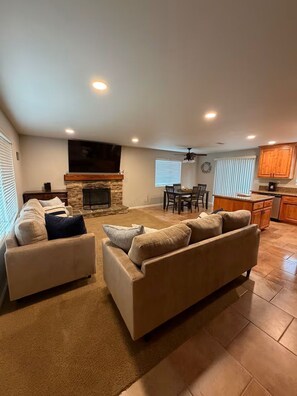 Smart TV - Delightful 2-bedroom house with AC in Temecula (Temecula)