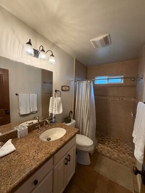 Hair dryer, towels, soap, toilet paper - Delightful 2-bedroom house with AC in Temecula (Temecula)