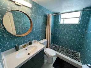 Douche, sèche-cheveux, serviettes fournies, papier toilette