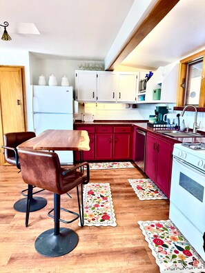 Fridge, microwave, oven, stovetop - Vieux Soleil - gorgeous true bed & breakfast (Homer)