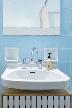 Sèche-cheveux, serviettes fournies, savon, papier toilette