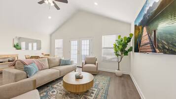 Luxury House, 2 Bedrooms, Non Smoking, Kitchen | Living area